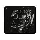 Mouse ad Control Gamer Justice V3 em formato retangular com bordas arredondadas e costura reforçada. A estampa artística em tons de preto, cinza e branco apresenta uma figura feminina estilizada de cabelos longos, usando uma coroa de espinhos e segurando uma balança de pratos. O fundo é branco sólido, destacando o design minimalista e o logotipo discreto no canto superior esquerdo.