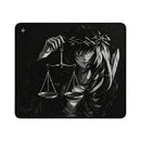 Mouse ad Control Gamer Justice em formato retangular com bordas arredondadas e costura reforçada. A estampa artística em tons de preto, cinza e branco apresenta uma figura feminina estilizada de cabelos longos, usando uma coroa de espinhos e segurando uma balança de pratos. O fundo é branco sólido, destacando o design minimalista e o logotipo discreto no canto superior esquerdo.