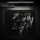 Uma visão aérea de uma mesa de madeira escura e texturizada, com um teclado mecânico preto visível no topo. No centro, está o Mouse Pad Control Gamer Justice, com uma ilustração detalhada em tons de cinza. A imagem no mouse pad mostra uma figura estilizada com longos cabelos escuros e uma coroa de espinhos, segurando uma balança de pratos em uma das mãos e uma espada por trás. A balança e a espada simbolizam a justiça e a força. Uma luz linear de LED está posicionada acima do teclado, iluminando a cena.