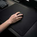 Visão superior de um Mouse Pad Control Gamer Scyrox preto com logo gravado, bordas com costura de alta precisão e superfície de tecido micro-texturizado.