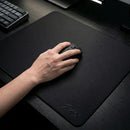 Visão superior de um Mouse Pad Control Gamer Scyrox preto com logo gravado, bordas com costura de alta precisão e superfície de tecido micro-texturizado.
