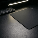 Vista em ângulo do Mouse Pad Control Gamer Scyrox mostrando a textura micro-tecida e bordas com costura reforçada.