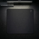 Mouse Pad Control Gamer Scyrox com formato quadrado, exibindo o logotipo Scyrox e kanji sosu nos cantos, iluminado por luz direta.