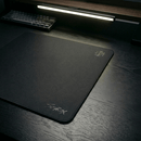 Ângulo lateral do Mouse Pad Control Gamer Scyrox mostrando a borda com costura reforçada e superfície de baixo perfil em um setup minimalista.
