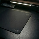 Ângulo lateral do Mouse Pad Control Gamer Scyrox mostrando a borda com costura reforçada e superfície de baixo perfil em um setup minimalista.