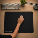 Um setup de jogo com o Mouse Pad Control Gamer Ultrabrake, mostrando o mouse deslizando. Esta imagem mostra o mouse pad em uso, com a mão de um usuário segurando o mouse gamer. O mouse pad está posicionado centralmente na mesa de madeira, com o teclado mecânico retroiluminado à esquerda. A mão do usuário move o mouse de forma suave e controlada, demonstrando o desempenho do mouse pad para jogos. Esta imagem mostra o produto em uso e enfatiza o desempenho do mouse pad.