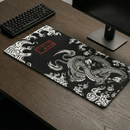 Mouse Pad Gamer Grande com estampa de dragão oriental preto e branco sobre mesa de madeira com teclado e monitor.