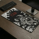 Mouse Pad Gamer Grande com estampa de dragão oriental preto e branco sobre mesa de madeira com teclado e monitor.
