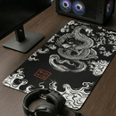 Mouse Pad Grande Gamer Dragão com design japonês em setup gamer com gabinete RGB e headset sobre a mesa.