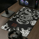 Mouse Pad Grande Gamer Dragão com design japonês em setup gamer com gabinete RGB e headset sobre a mesa.