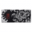 Mouse Pad Grande Gamer com cores em preto e branco, estampa de dragão japonês em branco e letreiro vermelho.