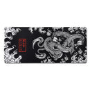Mouse Pad Grande Gamer com cores em preto e branco, estampa de dragão japonês em branco e letreiro vermelho.