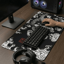 Mouse Pad Grande Gamer com estampa de dragão sendo utilizado com teclado mecânico e mouse em setup moderno.