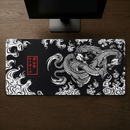 Visão acima do Mouse Pad Gamer estendido grande com arte monocromática de dragão tradicional japonês e selo vermelho em mesa de madeira escura com monitor acima.