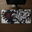 Visão acima do Mouse Pad Gamer estendido grande com arte monocromática de dragão tradicional japonês e selo vermelho em mesa de madeira escura com monitor acima.