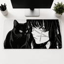 Vista de cima de uma mesa branca com um Mouse Pad Grande Gamer Menina e Gato. O mouse pad exibe uma ilustração de estilo mangá em preto e branco de uma menina com cabelos escuros e uma cicatriz no rosto, ao lado de um gato preto com olhos claros. Fundo clean com um monitor, planta e um porta lápis.
