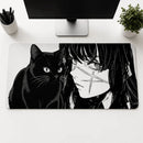 Vista de cima de uma mesa branca com um Mouse Pad Grande Gamer Menina e Gato. O mouse pad exibe uma ilustração de estilo mangá em preto e branco de uma menina com cabelos escuros e uma cicatriz no rosto, ao lado de um gato preto com olhos claros. Fundo clean com um monitor, planta e um porta lápis.