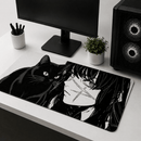 Ângulo do setup mostrando o Mouse Pad Grande Gamer Menina e Gato com estampa de anime em preto e branco, apresentando ilustração de menina e gato preto em setup de mesa clean. No canto superior direito da imagem é possível visualizar um computador gamer ao lado de uma planta. Na parte central um monitor e ao lado para a esquerda um porta lápis.