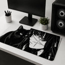 Ângulo do setup mostrando o Mouse Pad Grande Gamer Menina e Gato com estampa de anime em preto e branco, apresentando ilustração de menina e gato preto em setup de mesa clean. No canto superior direito da imagem é possível visualizar um computador gamer ao lado de uma planta. Na parte central um monitor e ao lado para a esquerda um porta lápis.
