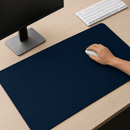 Mão de uma pessoa utilizando um mouse branco sobre o Mouse Pad Grande Gamer Ondas Azuis em uma mesa de madeira clara, compondo um setup com teclado e monitor.