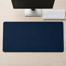 Visão de cima do Mouse Pad Grande Gamer Ondas Azuis estendido de forma centralizada em uma mesa de madeira clara, abaixo de um monitor e teclado.