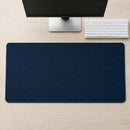 Visão de cima do Mouse Pad Grande Gamer Ondas Azuis estendido de forma centralizada em uma mesa de madeira clara, abaixo de um monitor e teclado.
