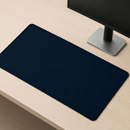 Visão lateral do Mouse Pad Grande Gamer Ondas Azuis em um ambiente de mesa limpo, mostrando a proporção do produto próximo a um monitor escuro.
