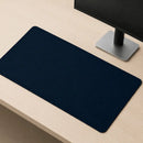 Visão lateral do Mouse Pad Grande Gamer Ondas Azuis em um ambiente de mesa limpo, mostrando a proporção do produto próximo a um monitor escuro.