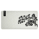 Mouse Pad Gamer Grande Sakura (900x400mm). Fundo claro com estampa tradicional de ondas japonesas, ilustração destacada de um galho de cerejeira preta no lado direito e uma etiqueta retangular com kanjis brancos no canto superior.