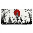 Mouse pad Grande Gamer Samurai de formato retangular estendido com uma ilustração em estilo artístico japonês (Sumi-e) em preto, branco e vermelho. No centro da arte do mouse pad, um samurai de armadura completa está de pé em um campo de batalha repleto de katanas fincadas no solo. Atrás dele, destaca-se um grande sol vermelho circular. A composição é emoldurada por silhuetas de bambus nas laterais e um pagode (templo japonês) à esquerda, sobre um fundo branco limpo.