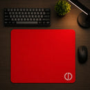 Vista superior (flat lay) completa do Mouse Pad Speed Gamer Ultradash Red centralizado em uma bancada escura. O produto na cor vermelha exibe suas bordas costuradas, posicionado logo abaixo de um teclado mecânico preto e ao lado de um mouse gamer sem fio, sob iluminação lateral de foco suave.